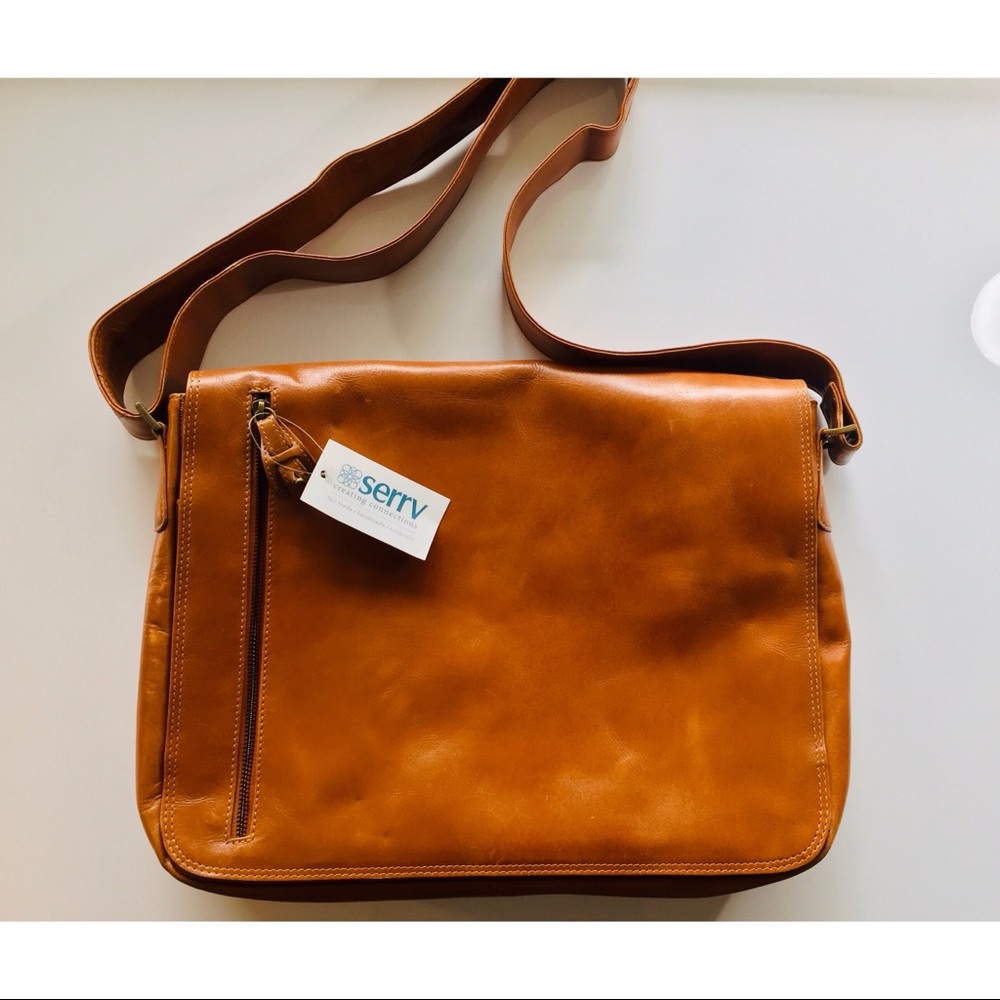 ⭐️NWT LEATHER MESSENGER BAG FROM SERRV⭐️
